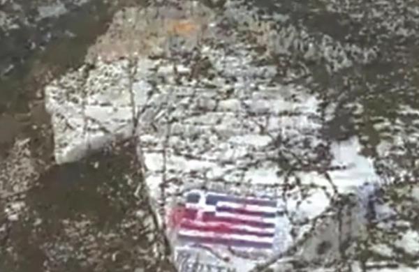 βεβηλωμένη ελληνική σημαία στο Καστελόριζο