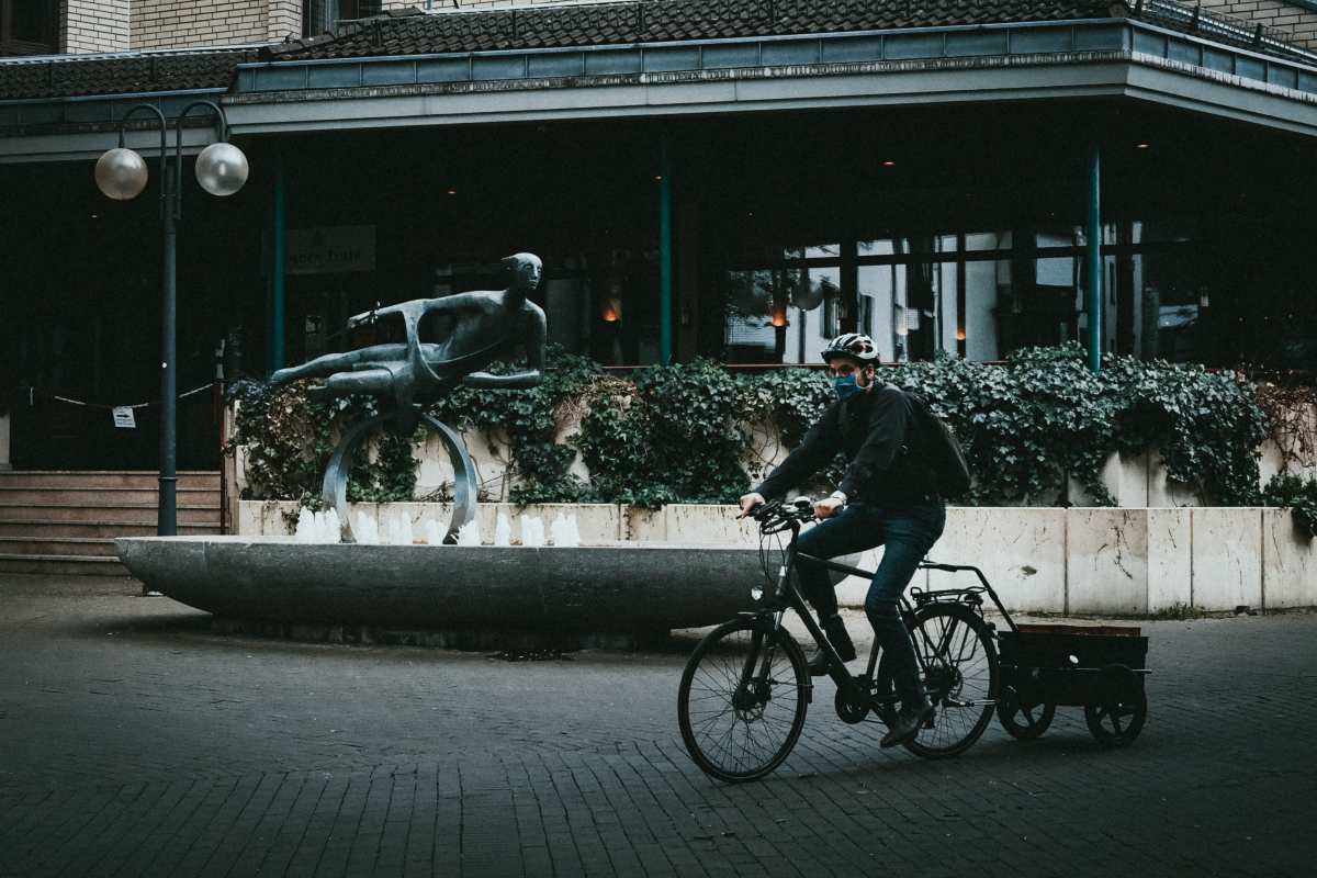 άνθρωπος με μάσκα σε ποδήλατο