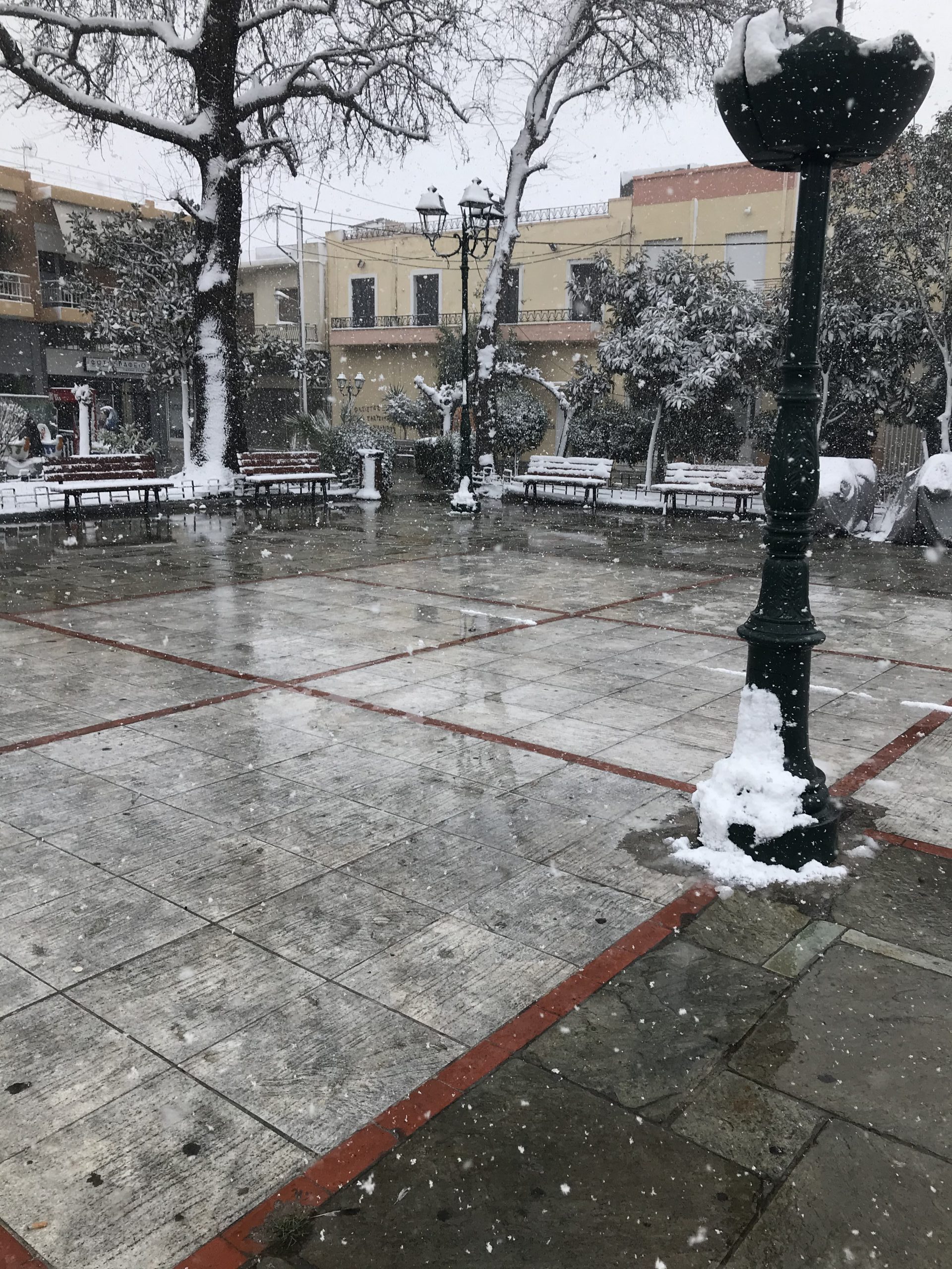 Χιονισμένη πλατεία Ελευσίνας