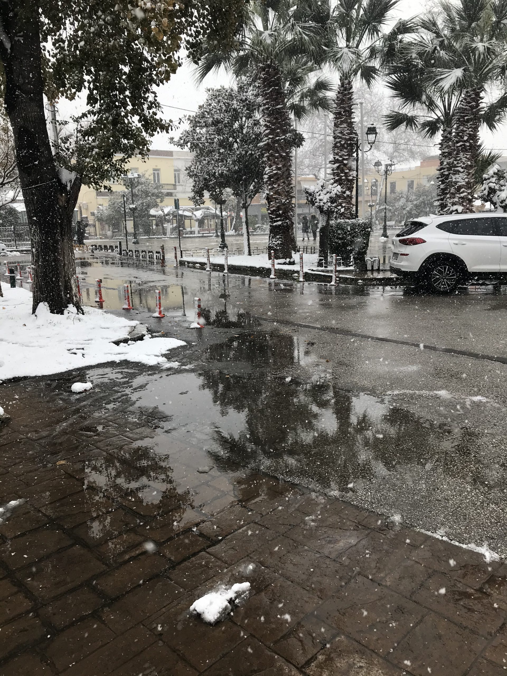 Χιονισμένη πλατεία Ελευσίνας 